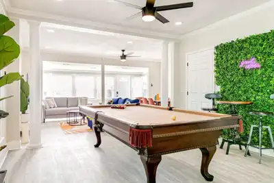 Image de Elegant House, 5 min from beach, Private Driveway, Fire Pit, Outdoor Patio!