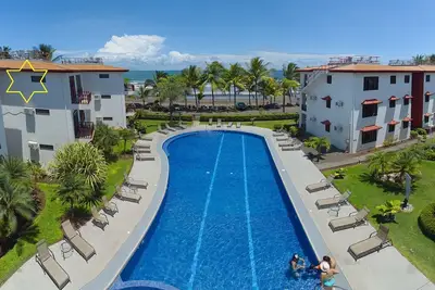 Image de Fabulous third floor (top floor) condo, 4c in a beachfront condominium complex