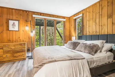 Image de Minutes from gorgeous Mount Snow: Chalet with Hot Tub, Sauna, Game Room