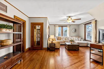 Image de #25 *Massive* 5 Br in Downtown Southington*