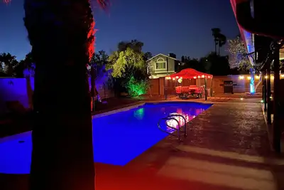 Image de Oasis in the Desert with 30, 000 Gallon Heated Diving Pool & Hot Tub No Heat Fees