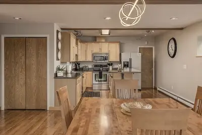 Image de Elegant 2br Retreat | Prime Downtown Location