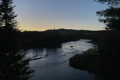 Image de Chalet avec bord de l’eau, Spa et magnifique vue sur un parc régional