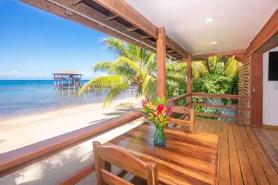 Image de Stay at the famous Jolly Octopus Beach Bar! Beach Front with Water toys included
