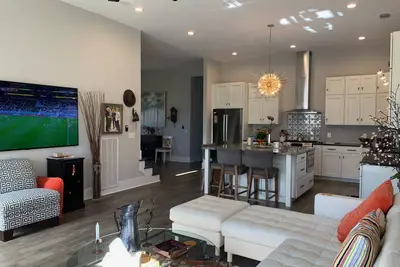 Image de Completely rebuilt, steps away from downtown and Mtsu!