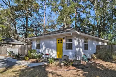 Image de Fire Pit + Yard: Charming Port Royal Home!