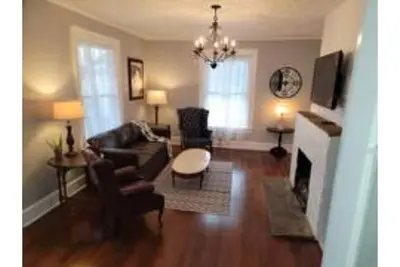 Image de Historic Colonial Foursquare near Fastc/Ft Barfoot