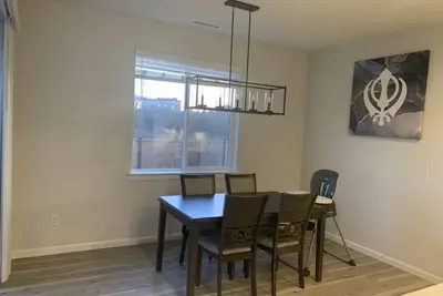 Image de Luxurious Modern Home minutes away from the lake and all your convenient stores!