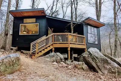 Image de The Bird House ~ A modern treehouse in the forest ~ 15 minutes from downtown