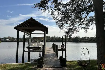 Image de Riverfront home with magnificent views
