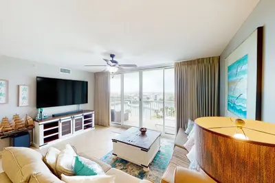 Image de Lake-view 5th-floor resort condo with outdoor pool, gym, balcony, & washer/dryer