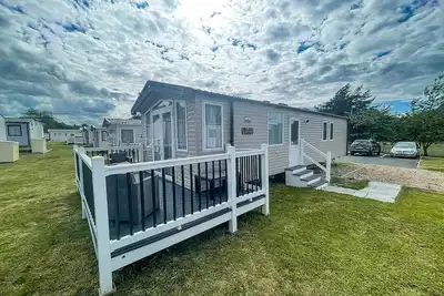 Image de Modern caravan at Caldecott Hall with decking in Norfolk, sleeps 8 ref 91068c