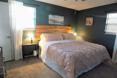 Image de Comfy home in safe neighborhood, close to the airport shopping dinning and more!