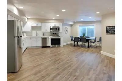 Image de Cheery and Bright four Bedroom Walkout Basement