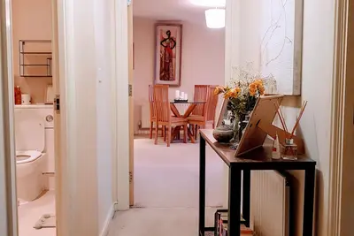 Image de 9 mins from the northern line station. 2 mins from 3 B/stops and local amenities