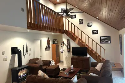 Image de Cozy getaway for your winter adventure:  Pet-friendly3BR cabin near trails!