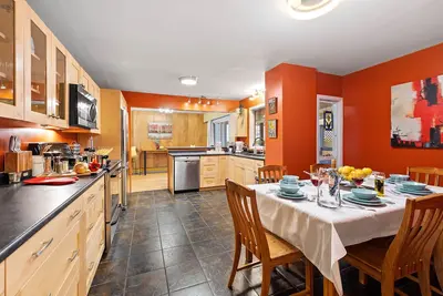 Image de Betty-Lou's Bungalow- Spacious 4 bedroom, 4 bathroom Home