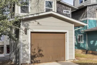 Image de Modern Home with pool downtown (30 day plus)