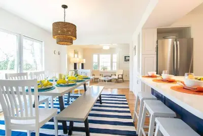 Image de Gorgeous Home with Game Room Dog Welcome!