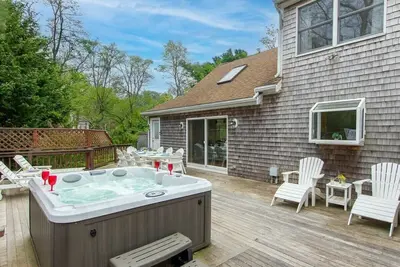 Image de Hot Tub, Game Room, Large Private Yard!