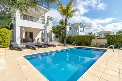 Image de Seaside Bliss: Villa luxueuse de 3 chambres avec piscine exclusive!