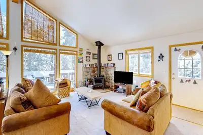 Image de Secluded treehouse-style retreat with deck, game room & wildlife views