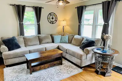 Image de Cozy 3 bedroom Bungalow near Great Lakes Crossing & Pine Knob