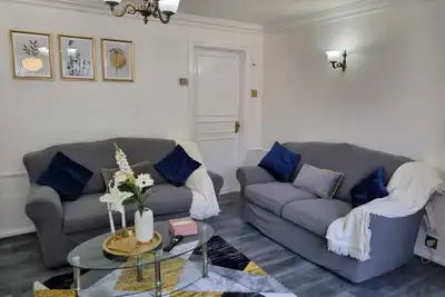 Image de Modern 2-Bed Home - Private Garden, Parking & WiFi