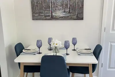 Image de Cozy, relaxing get away close to trails, beach, shopping and restaurants