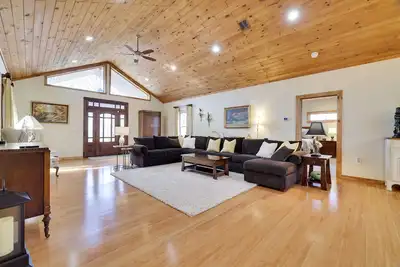 Image de Stylish Retreat: Luxury Amenities & Entertainment Haven