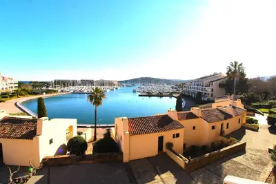 Studio pour 2 personnes vue sur la marina à Cogolin