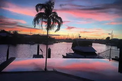 Image de Beautiful spacious waterfront home right on the Cullen Bay Marina!