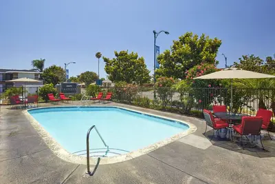 Image de 4 Comfortable Units – Pool, Parking & Minutes to Disneyland & Attractions!