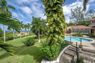 Luxury Master Penthouse Suite w Jacuzzi Sauna Staff Private Beach - 15 M Airport