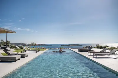 Image de Stunning sea views, heated pool, fire pit, child pool: by etouri