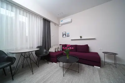 Image de Stylish Apartment with Open Kitchen-Living Space by Sweet Home