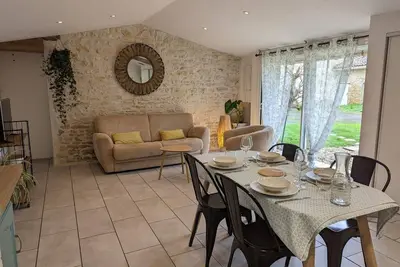 Image de Maison charentaise avec piscine chauffée, jardin privé et proche commerces, idéale pour couples