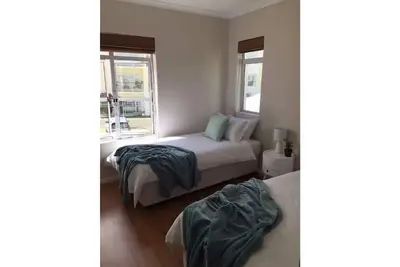 Image de Townhouse minutes from the beach