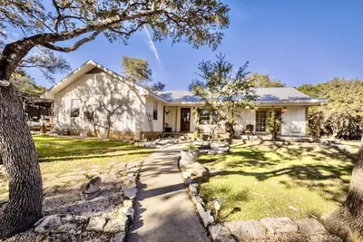 Image de Shady Grove - hot tub, games, sleeps 8, minutes to downtown Wimberley, great for families!