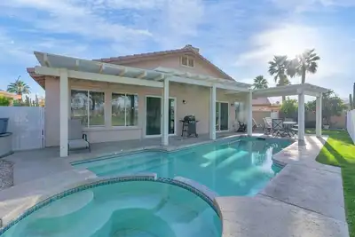 Image de Newly Remodeled 2 Bedroom Private Pool Home Right Next to Music Festivals!