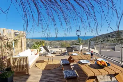 Image de Logement moderne au calme avec garage fermé privé, vue mer exceptionnelle