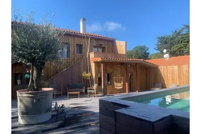 Image de Villa atypique « Cabane Oléron  »avec piscine chauffée