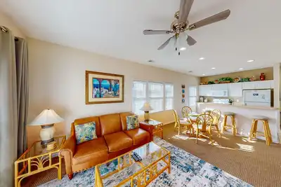 Image de Beach-themed retreat with outdoor pool, gym, patio & Ac - snowbird-friendly