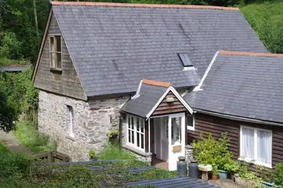 Image de 18th Century Streamside Cottage 10 min from the beach!