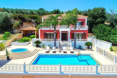 Image de Iro Royal Villa – Villa avec piscine privée sur une colline, proche de la mer dans l’ouest. . .