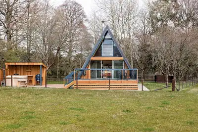 Image de Midpark is a chic A-Frame nestled in the romantic scenery of the Deveron valley. Relax and feel refr