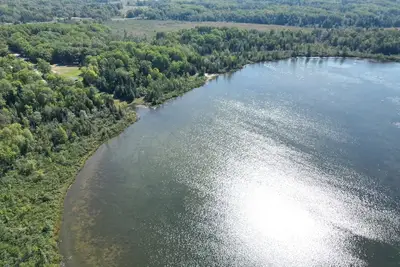 Image de Cozy Beautiful log cabin situated on acreage with access to East Stylus Lake