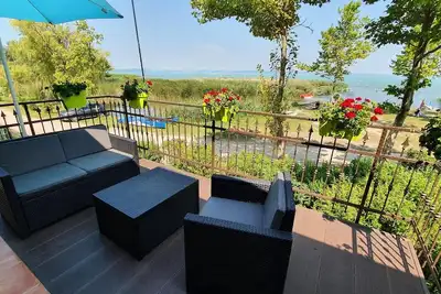 Image de Appartement de vacances Zamárdi pour 1 - 4 personnes avec 2 chambres à coucher - Maison jumelée