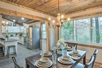 Image de Autumn Lodge with Tree House Hot Tub and Hame Room