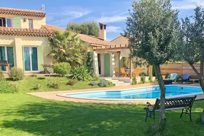 Image de Villa d'architecte avec piscine et grand jardin